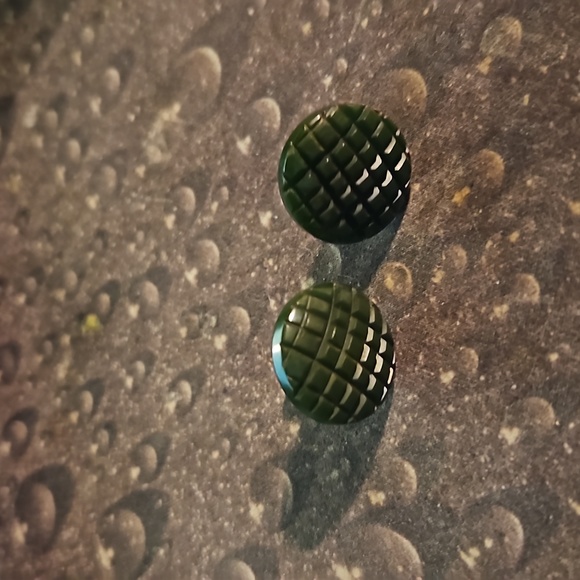 Vintage Green Bakelite Screwback Earrings - Picture 2 of 3